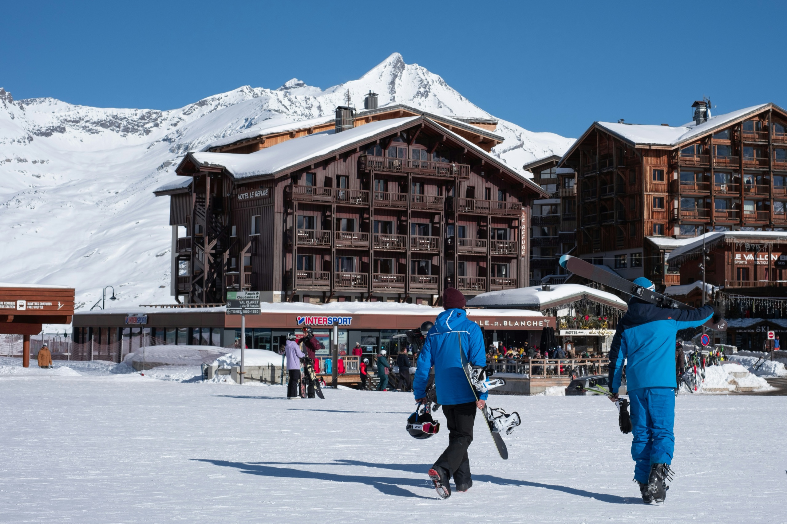 Station de Tignes au bord du lac